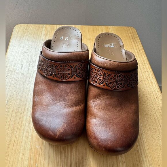 Dansko Saundra Tan Waxy Burnished Leather Embossed Clogs Mules Size EU 40 - Picture 2 of 7